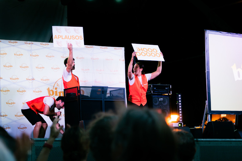 cantando en la experiencia bingdo